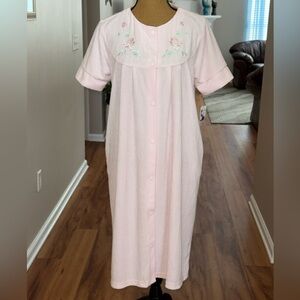 Premier Intimates NWT snap button pink embroidered housecoat Robe, sz M